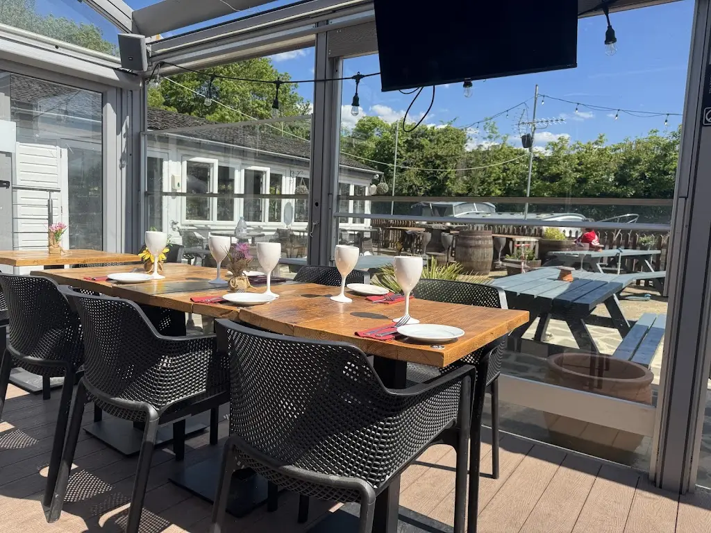 The Watersedge_West Drayton_slider_image_1