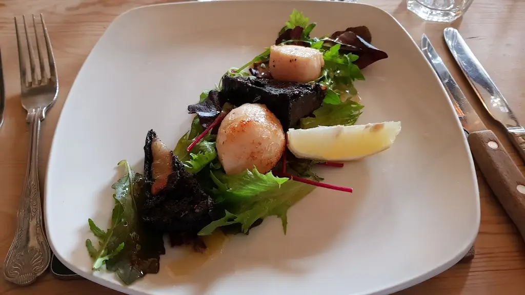 Henry Wai_Fantails_Wetheral_review