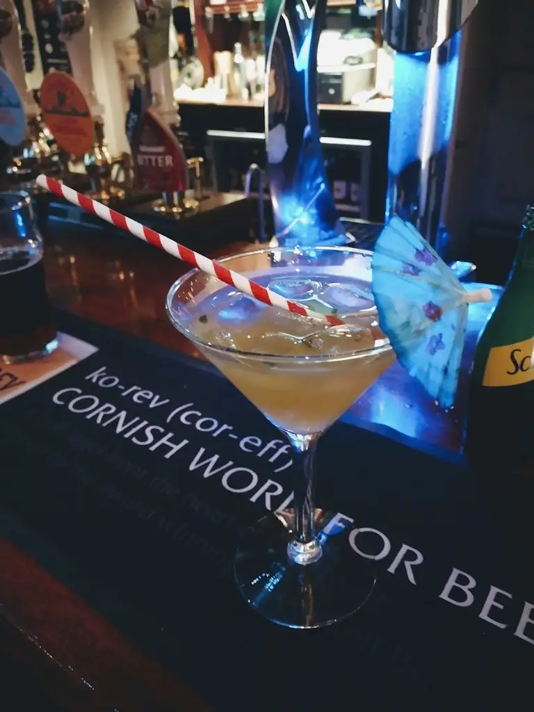 Elizabeth R_The Bees In The Wall_Whittlesford_review