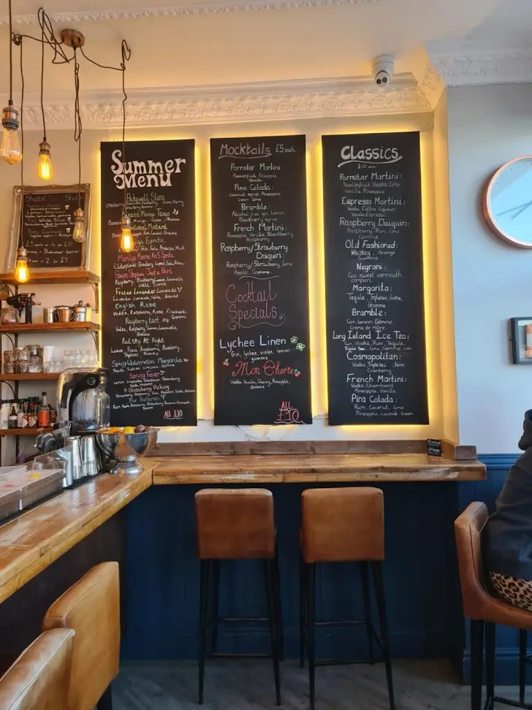 Charlotte_The Moon & Sixpence_Whitby_review