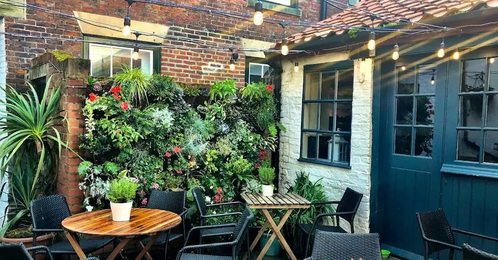 Sanders Yard Bistro_Whitby_slider_image_1