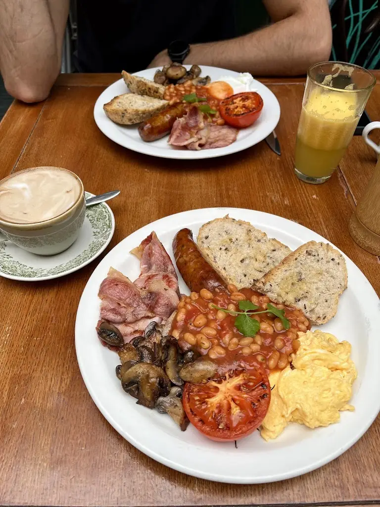 Isabela Martines_Oliver's Village Café_Belsize Park_review