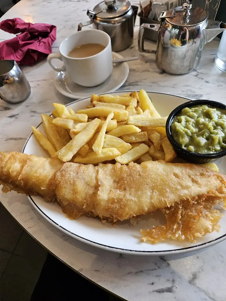 Michael Flanigan_Quayside_Whitby_recensione