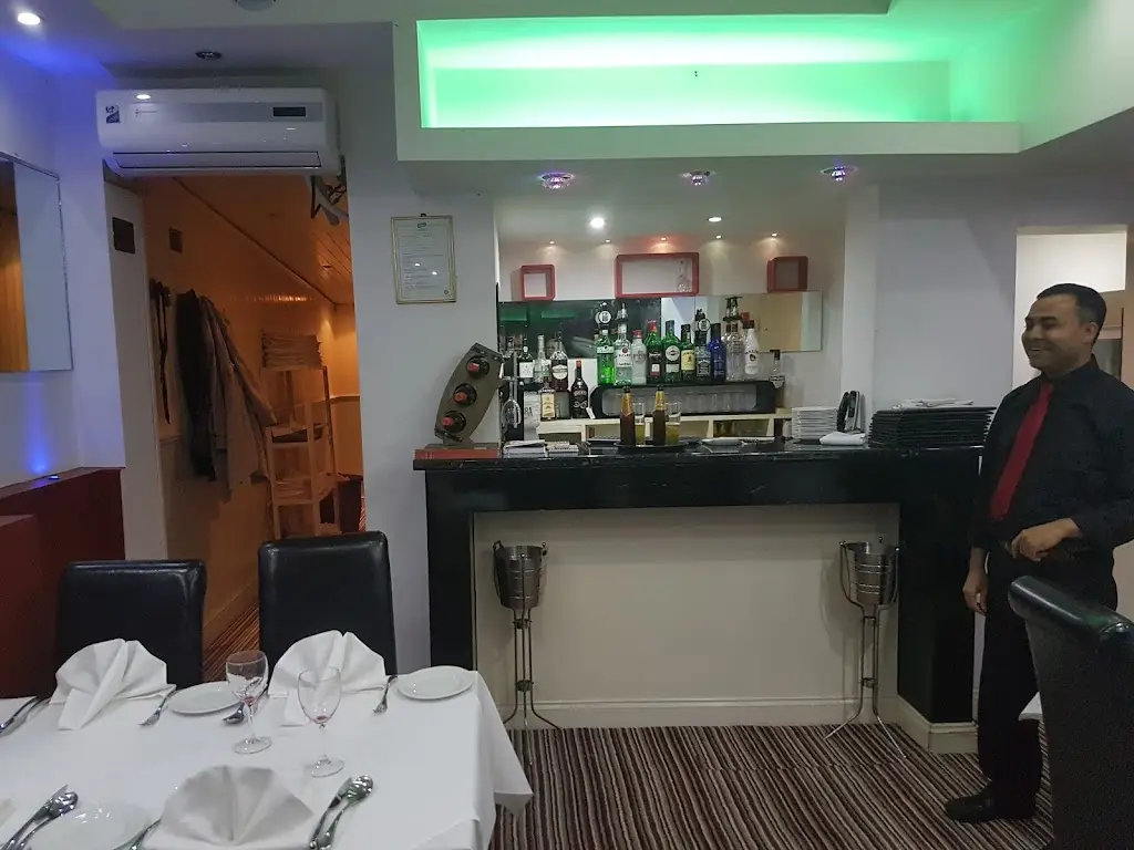 Trevor Russell_Curry Corner_West Wickham_reseña