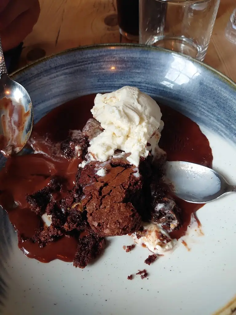 Chazthene Bouffard (Chaz)_The Half Moon Inn_Wilberfoss_review