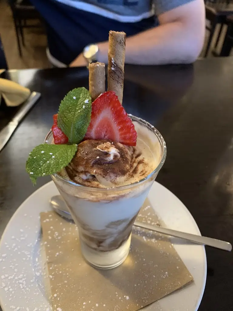 Yamileth Rey_Vesuvio_Whittlesey_review