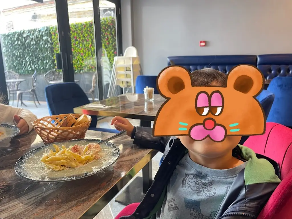 Luna Cat_Mist cafe bistro_Wickford_review