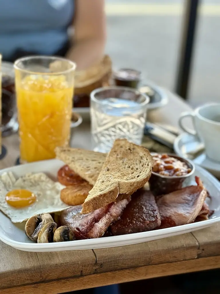 Andy Clark_Cafebar 1912_Whitburn_review