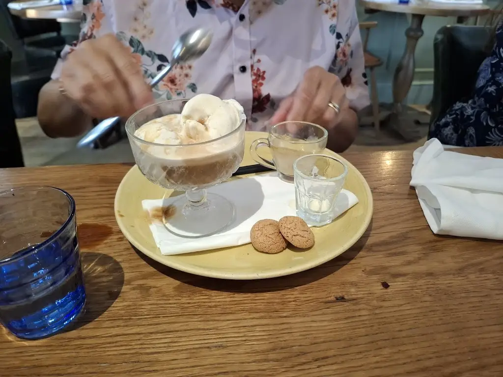 sant 2784 (sant2784)_The Brickmakers Windlesham_Windlesham_review