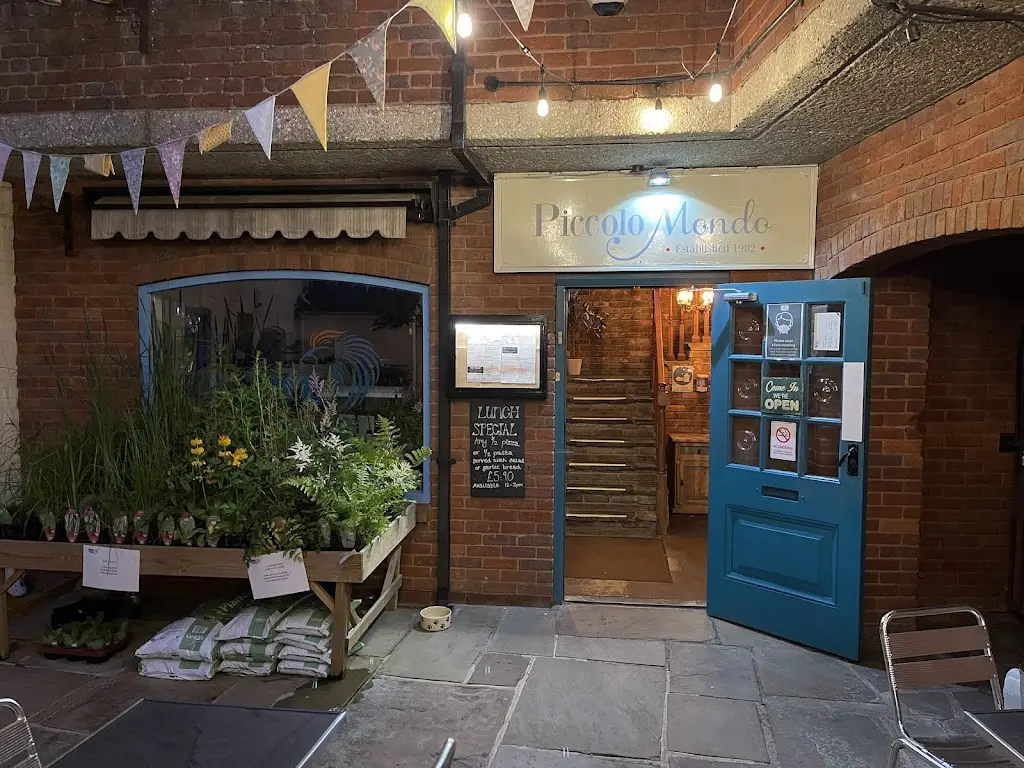Piccolo Mondo Pizzeria Restaurant in Wimborne Minster