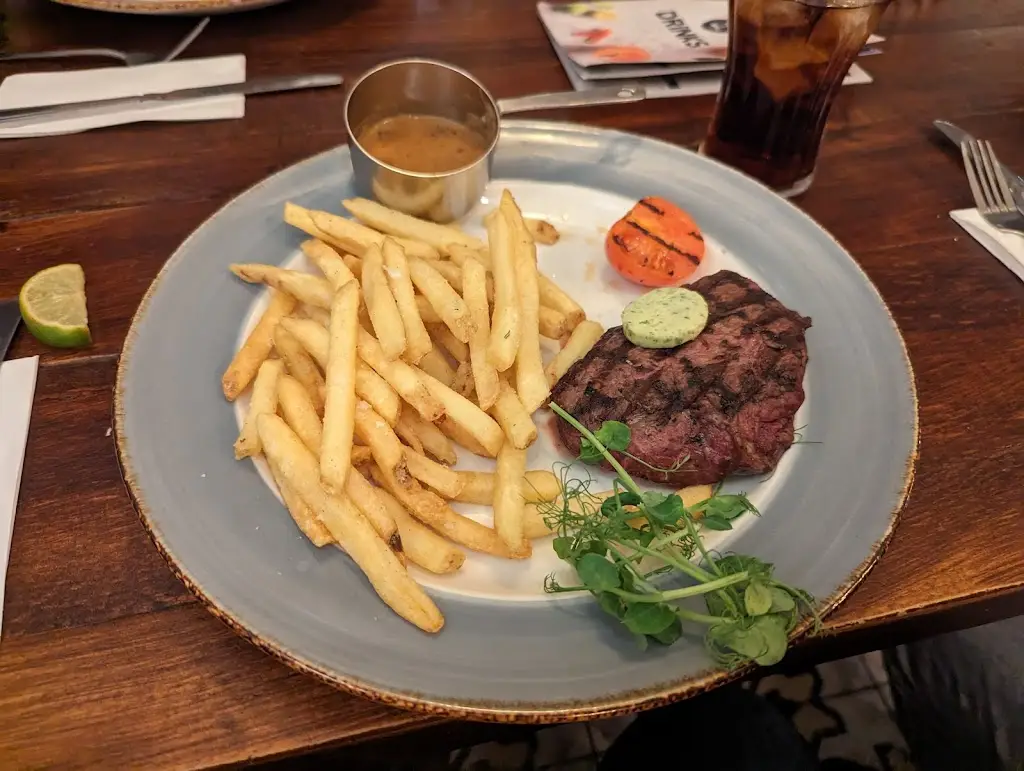 kyle woodward_Two Steeples_Wigston Magna_reseña