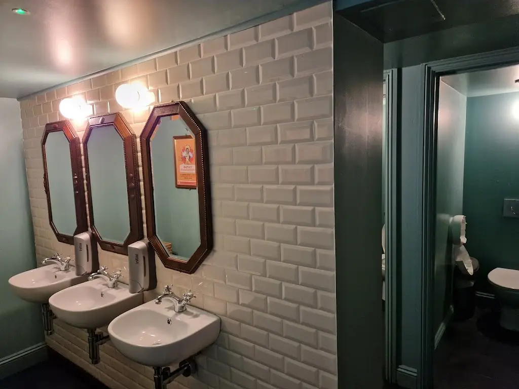 Susannah Hughes_Valero Lounge_Witham_review