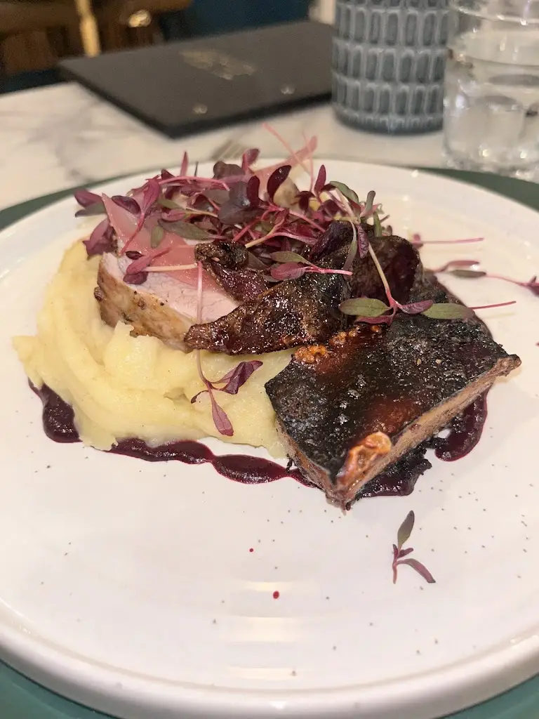 Jordanne Case_Ten Tables Restaurant_Wood Street Village_recensione