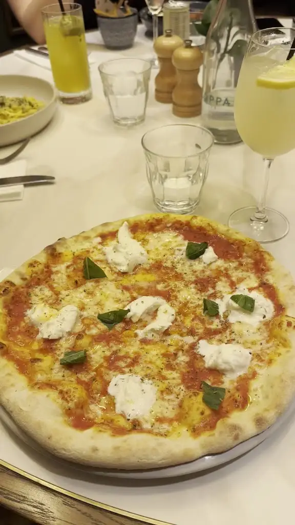 The Guildford Townhouse_Wood Street Village_slider_image_2