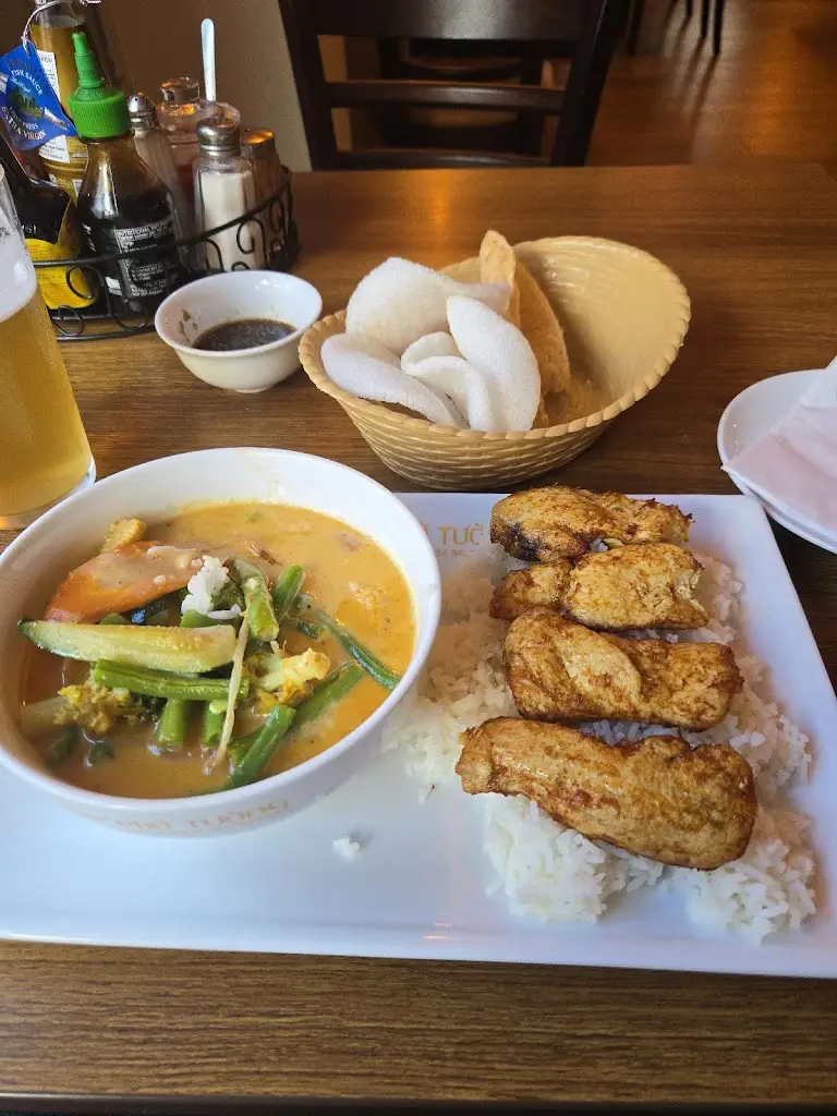 Gavin Robbins_Pho Tuong Restaurant - Queens Head Bar_Woodsetts_review