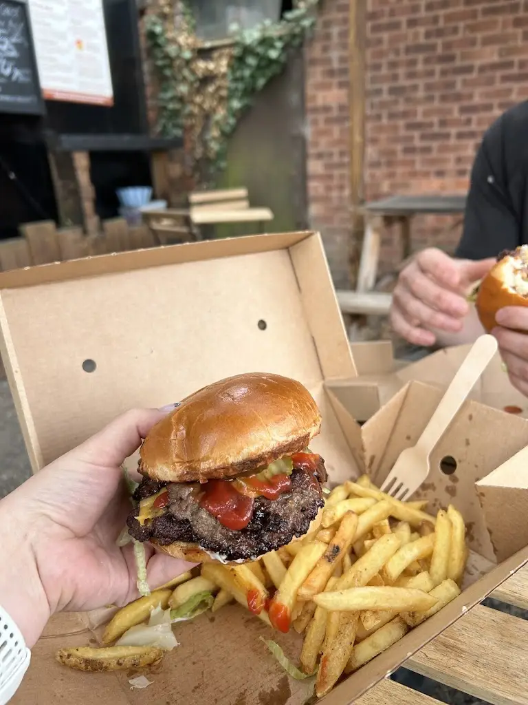 Naomi Curry_BJ's Burger Shack_Woodsetts_reseña