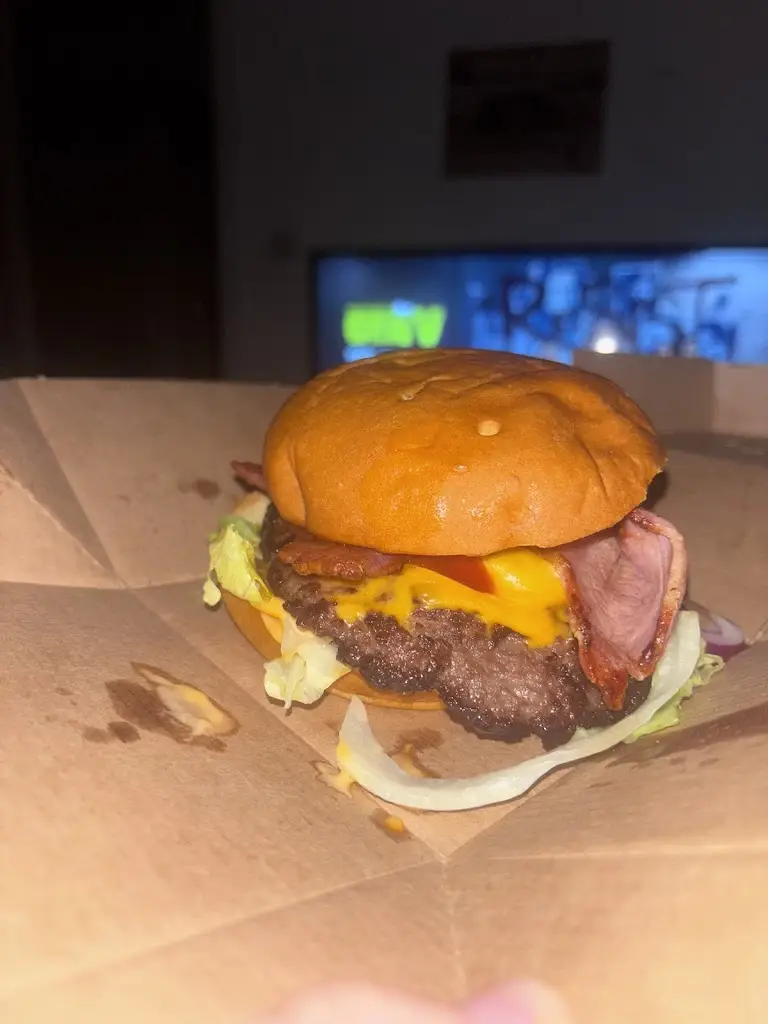 Geo Adams_BJ's Burger Shack_Woodsetts_reseña