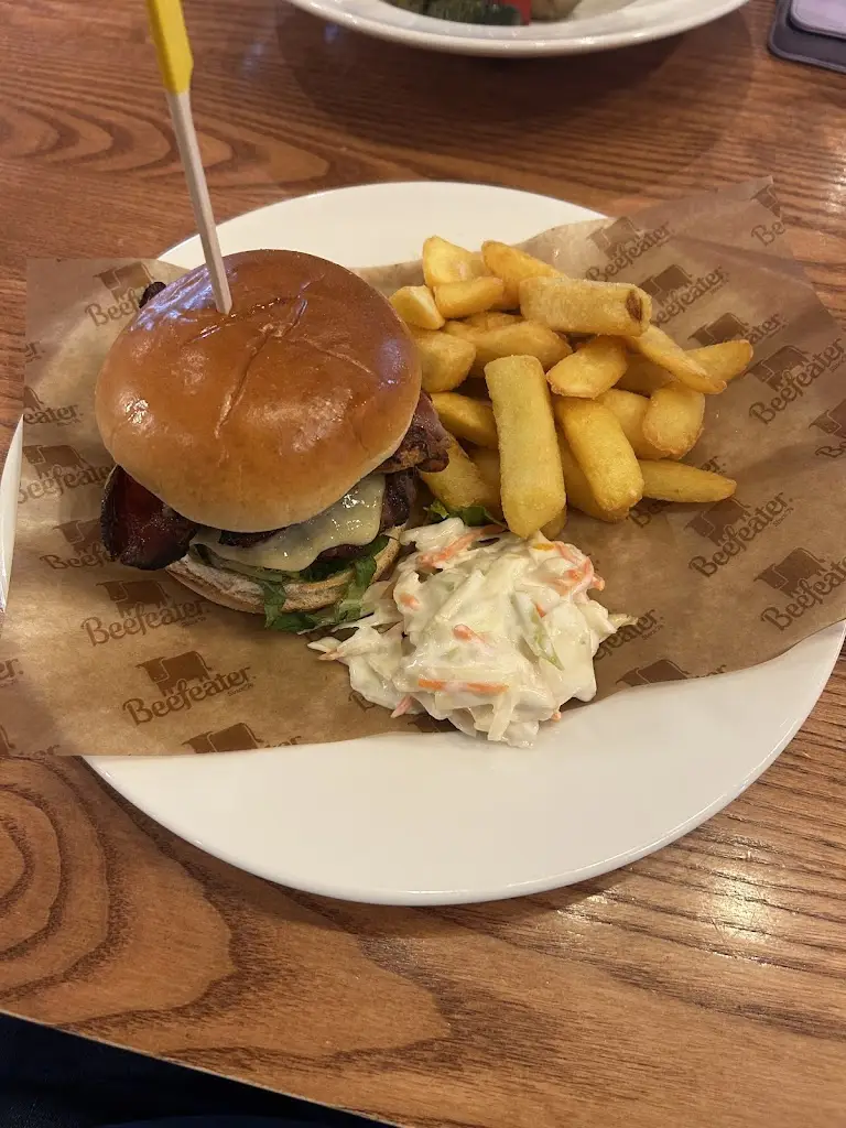 Steven **_The Dukes Beefeater_Woodsetts_review