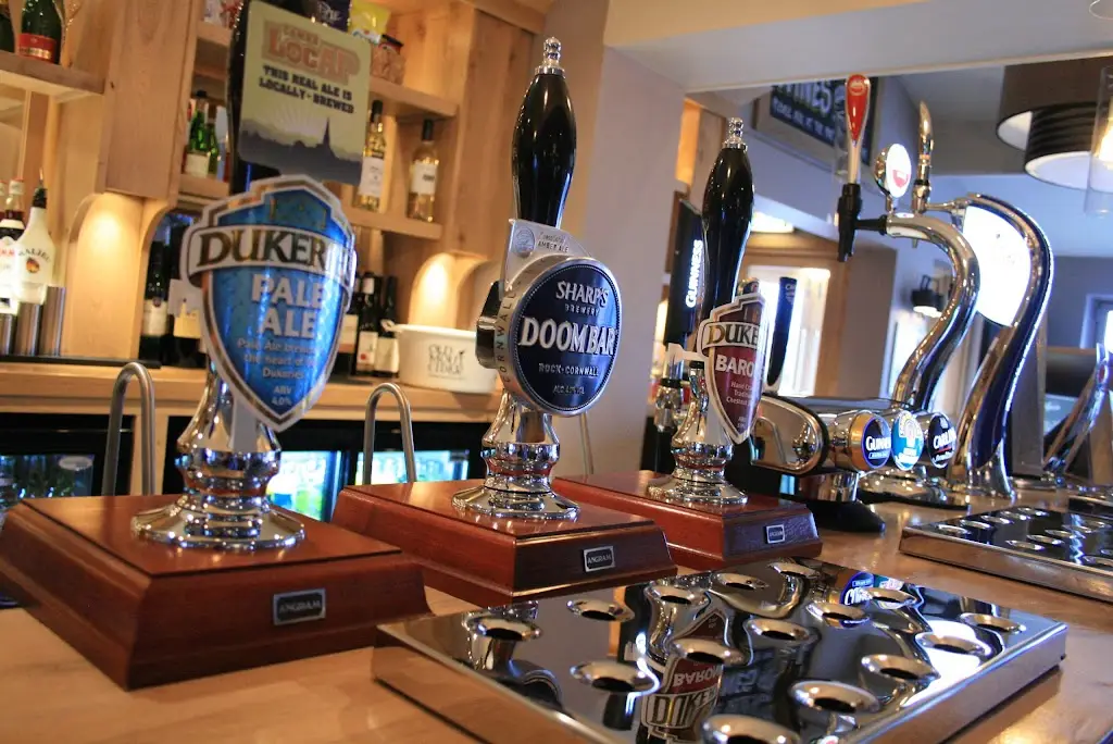 Three Legged Stool_Woodsetts_slider_image_2