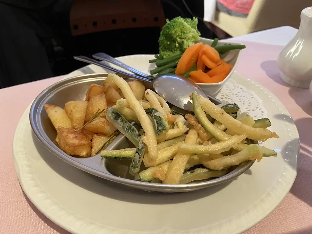 Alexandra Zhang_La Galleria_Woodstock_review