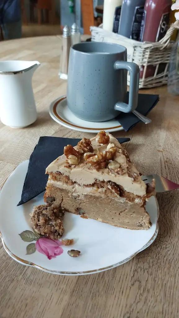 Alan Gladman_Grinders Coffee Shop_Wooler_review