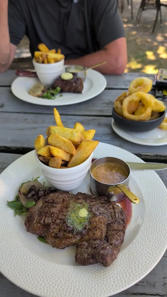 alex heseltine_The Warren_Wokingham_review