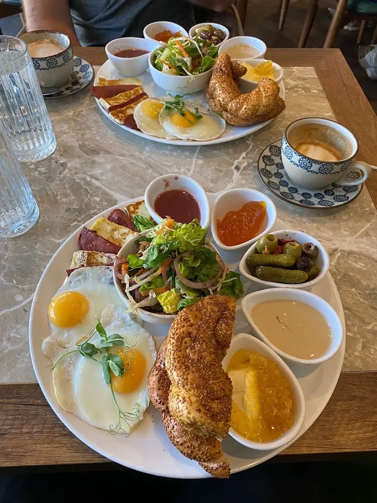 Brian Medeiros_Romie’s Brasserie_Bexley_review