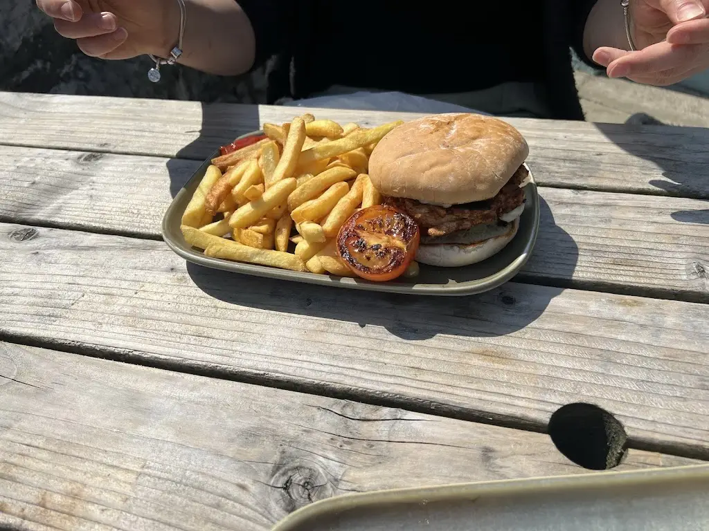 Stewart Grindlay_Harbour Lights Cafe_Carnlough_recensione