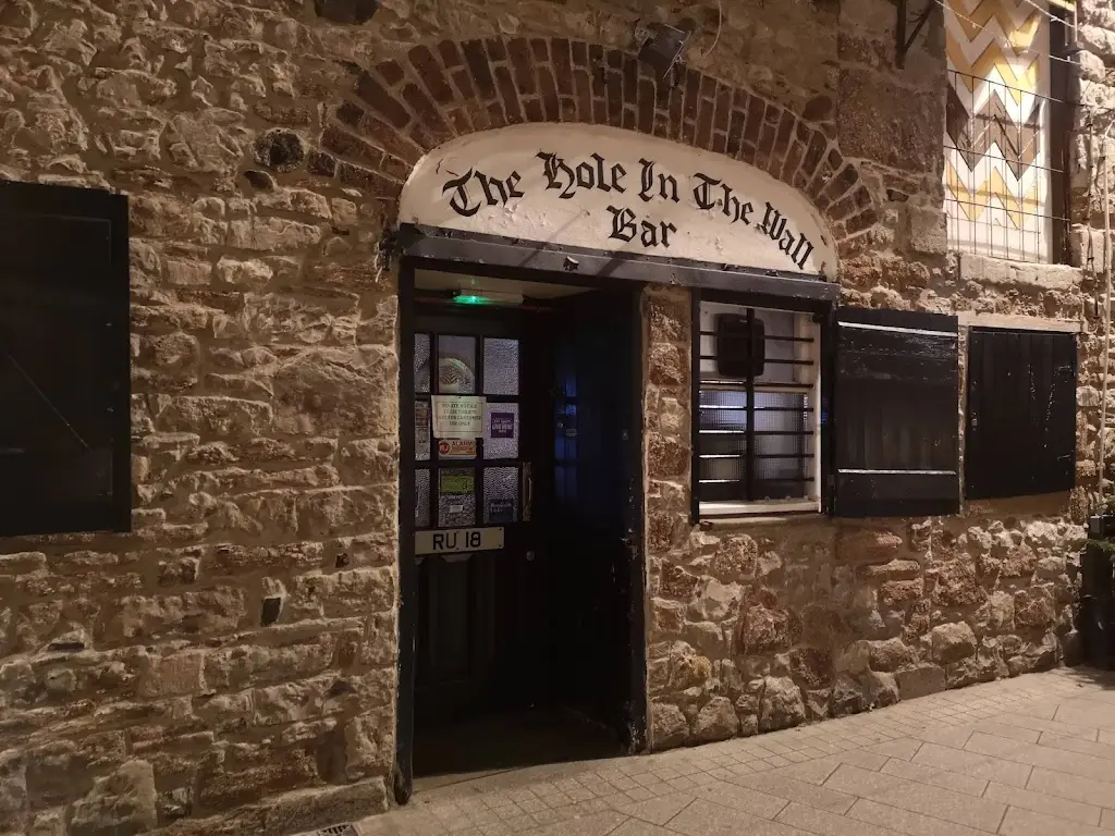 Maureen Macmaikain_The Hole in the Wall_Armagh_review