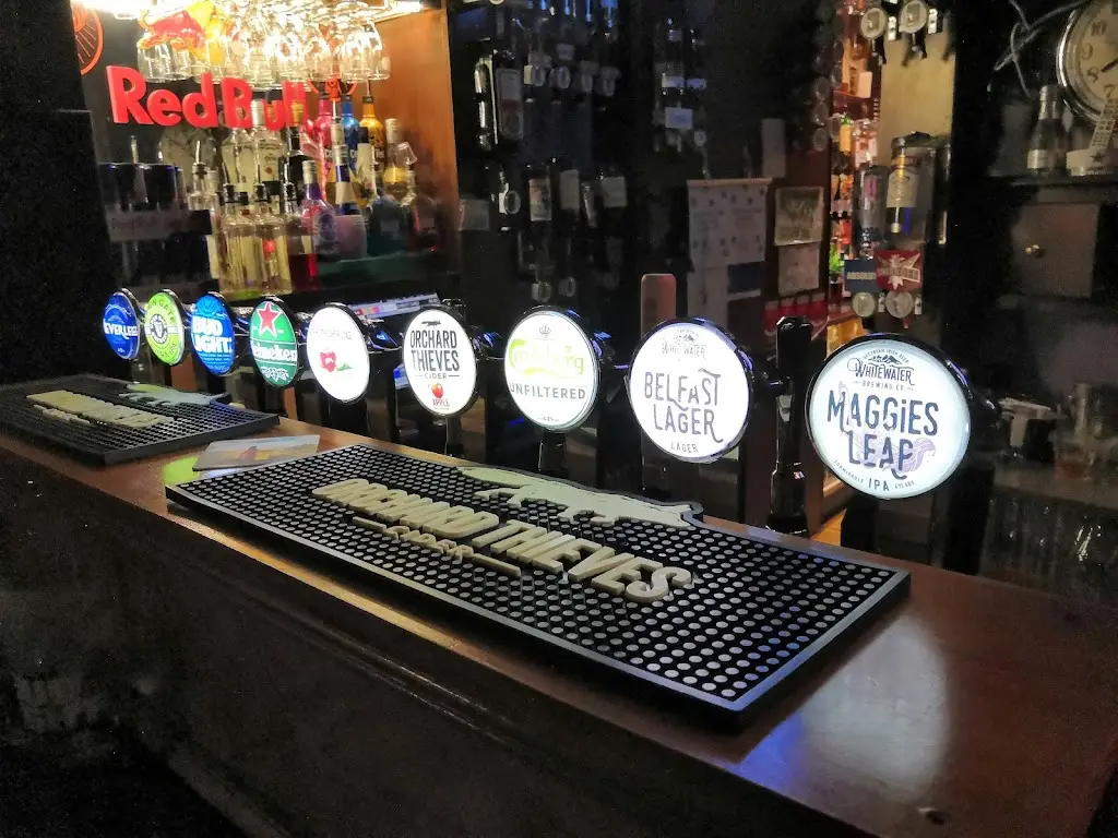 Eam War_Mulhollands Bar & Off licence_Castlewellan_recensione