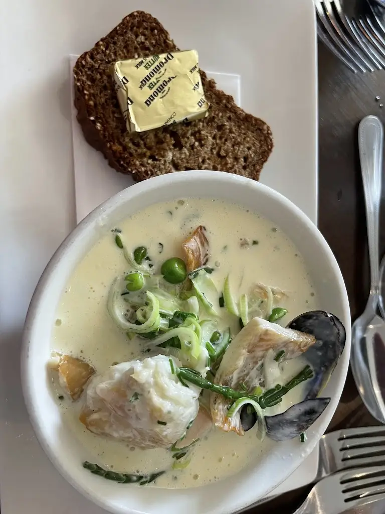 Hannah Jessica Claassens_The Smuggler's Table_Crossgar_review