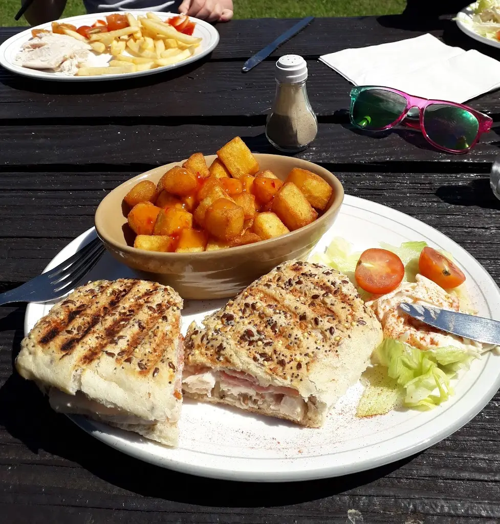 Dee B_Glenariff Tea House_Glenariff_review