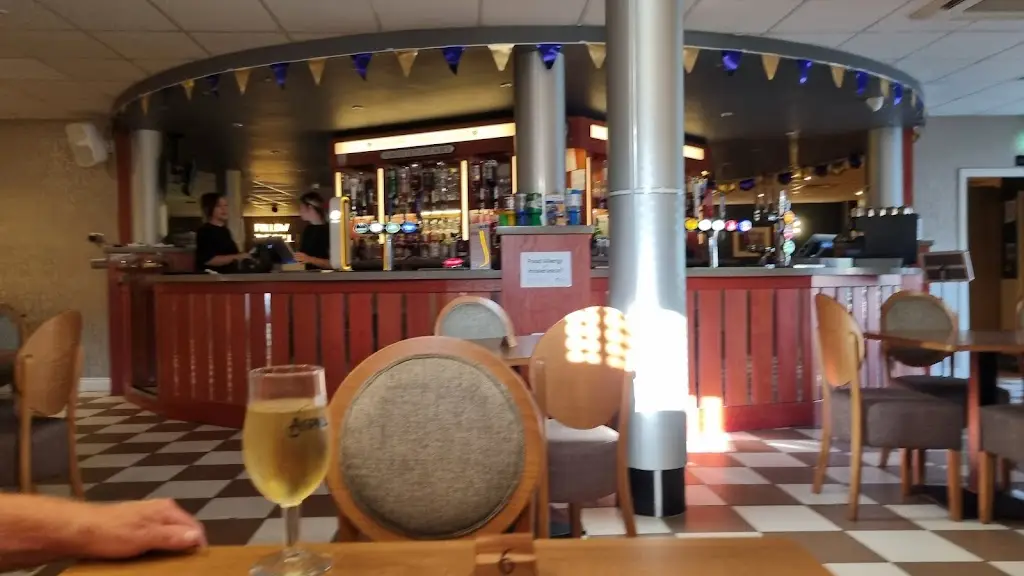 LINDA DICKINSON_The Anglers_Annan_review