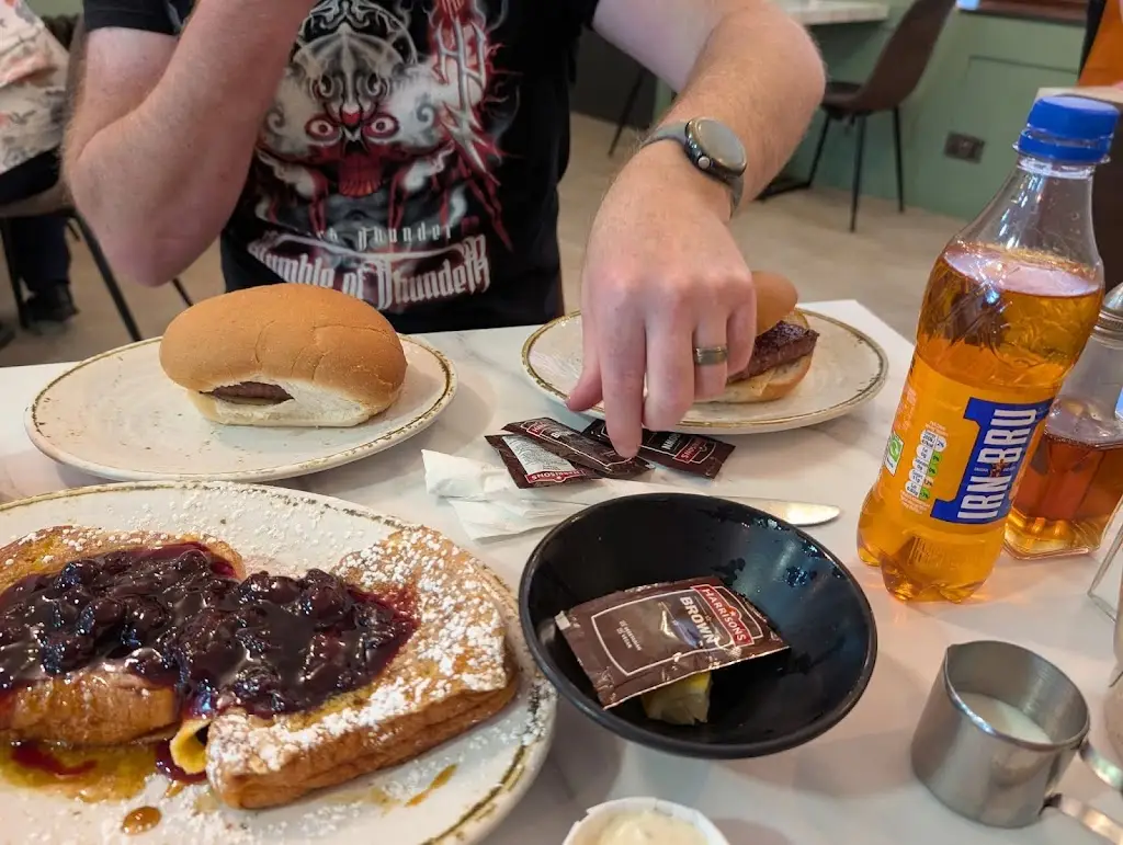 Alison Bell_The Cafe Royal_Annan_review