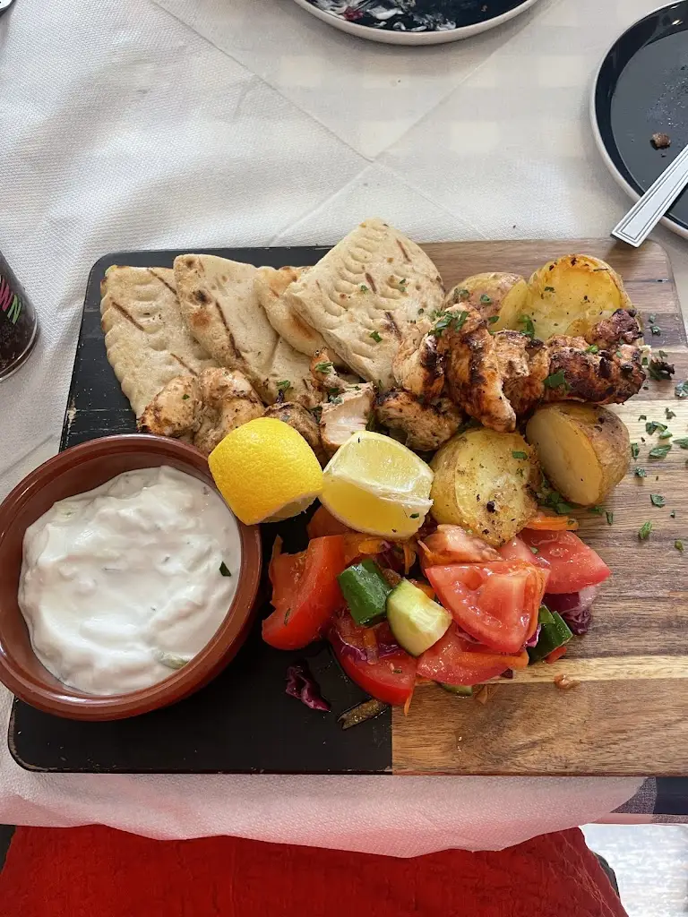 Carly Earnshaw_Andreou's Bistro_Angus_Bewertung