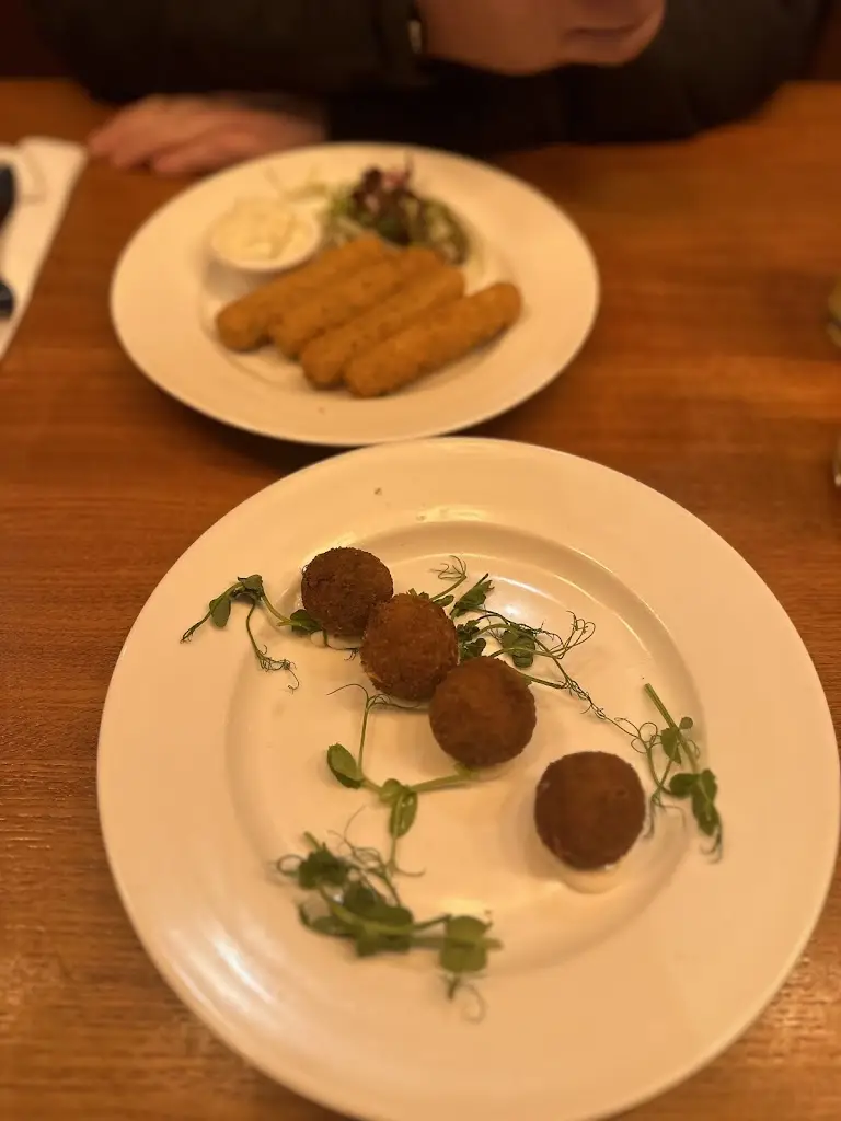 Arianna Crespo_Hartys at the Fourways_Airdrie_reseña