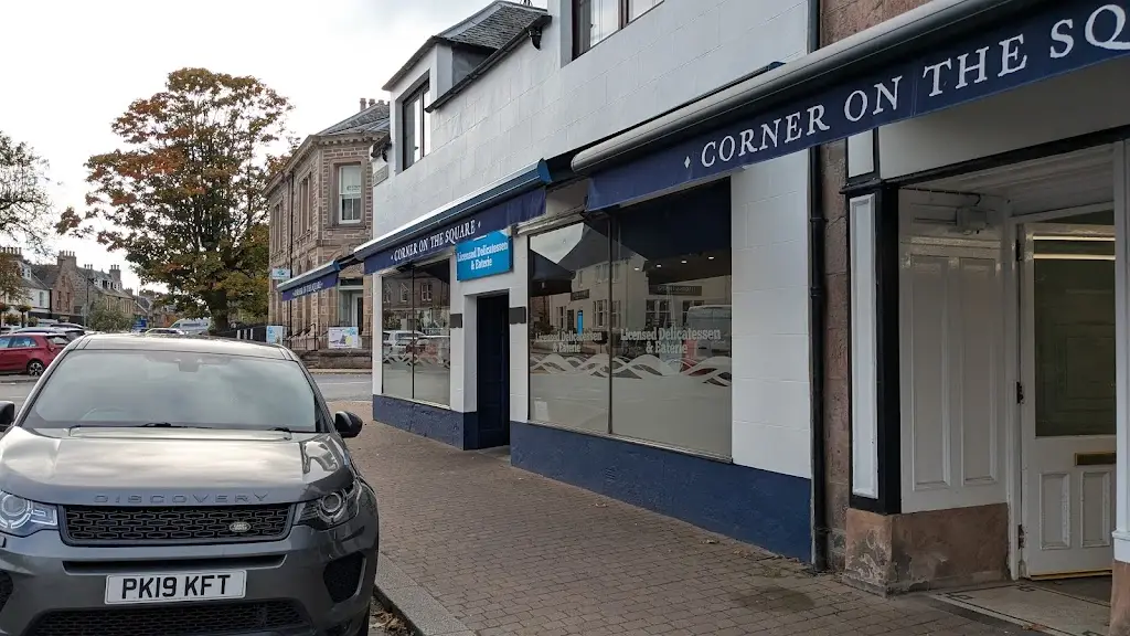 Issa Coultas_Corner on the Square_Beauly_recensione