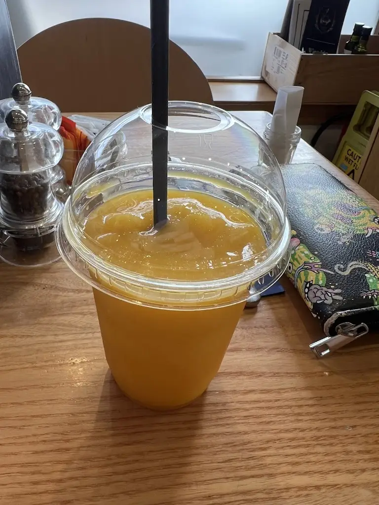 Nicola McAuley_Corner on the Square_Beauly_recensione