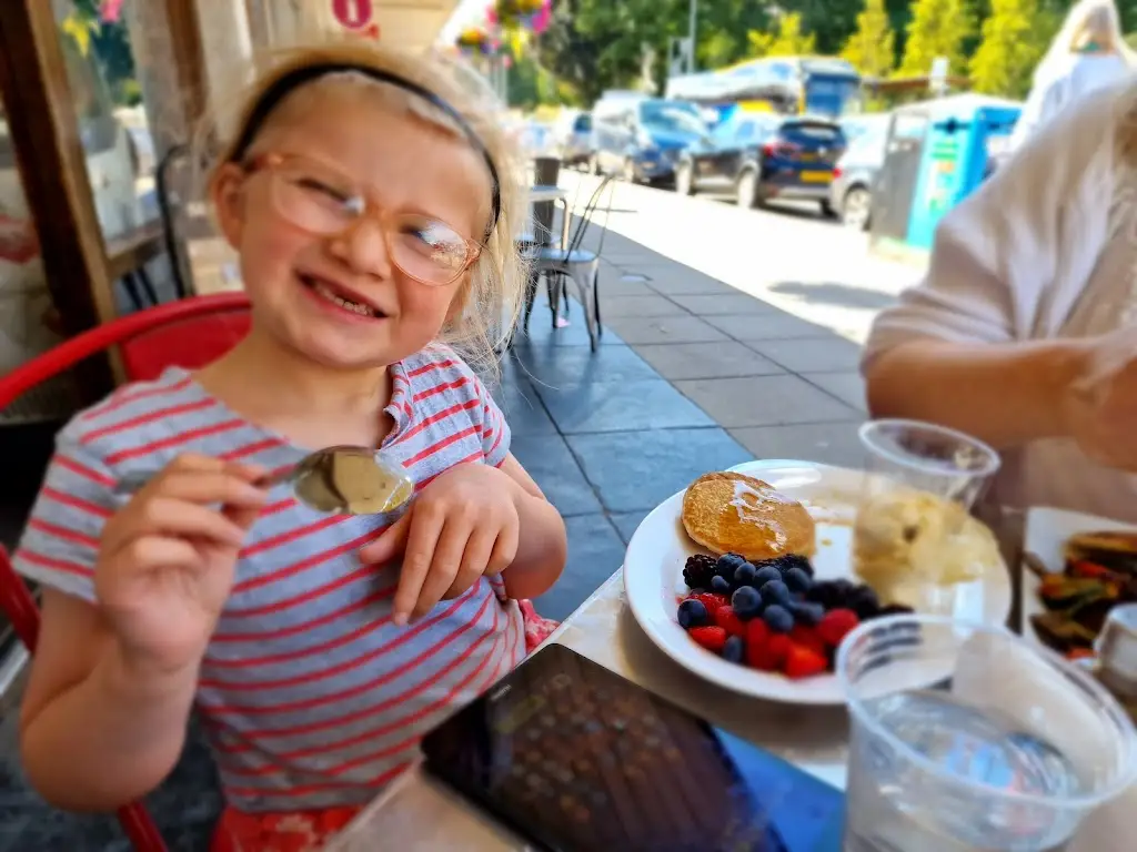 Charles Simons_Cobbs Cafe_Aviemore_reseña