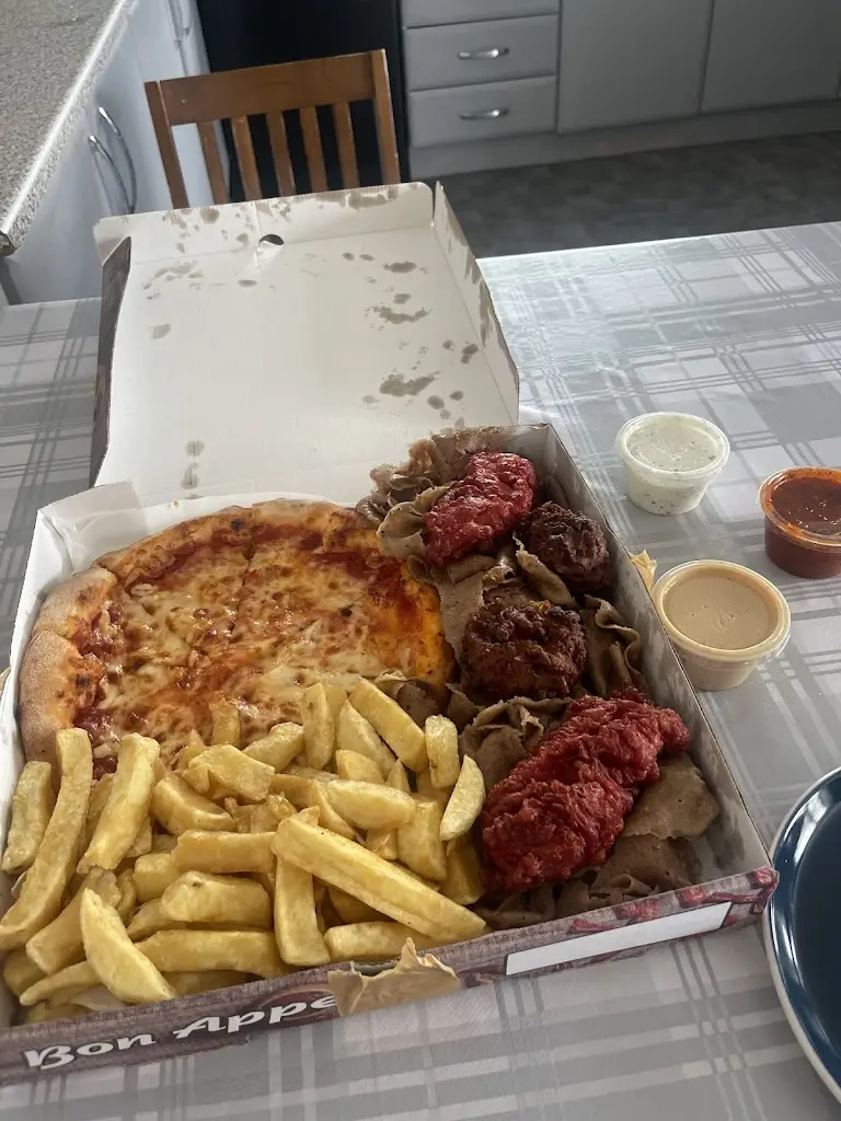 Charley-Hannah Wallace_Glorias Fast Food_Bonnyrigg_review