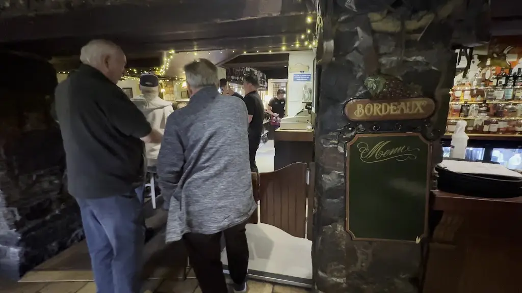 Ross Kennedy_The Birds & Bees_Bridge of Weir_recensione