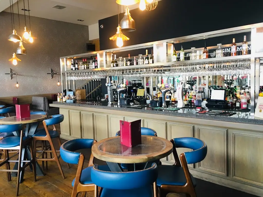 The Avenue Bar & Restaurant_Bishopbriggs_slider_image_1