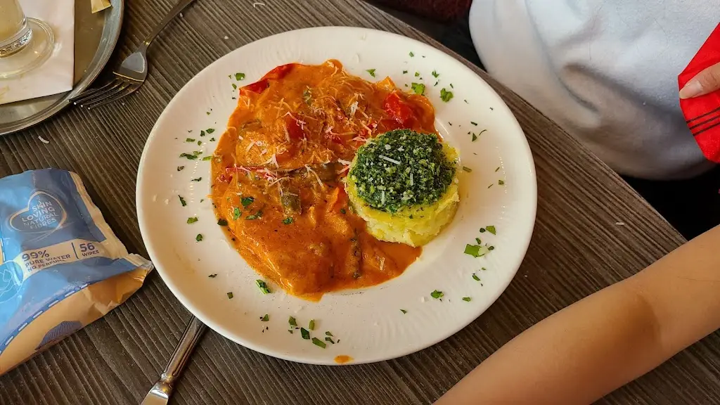 La Vita Bishopbriggs_Bishopbriggs_slider_image_3