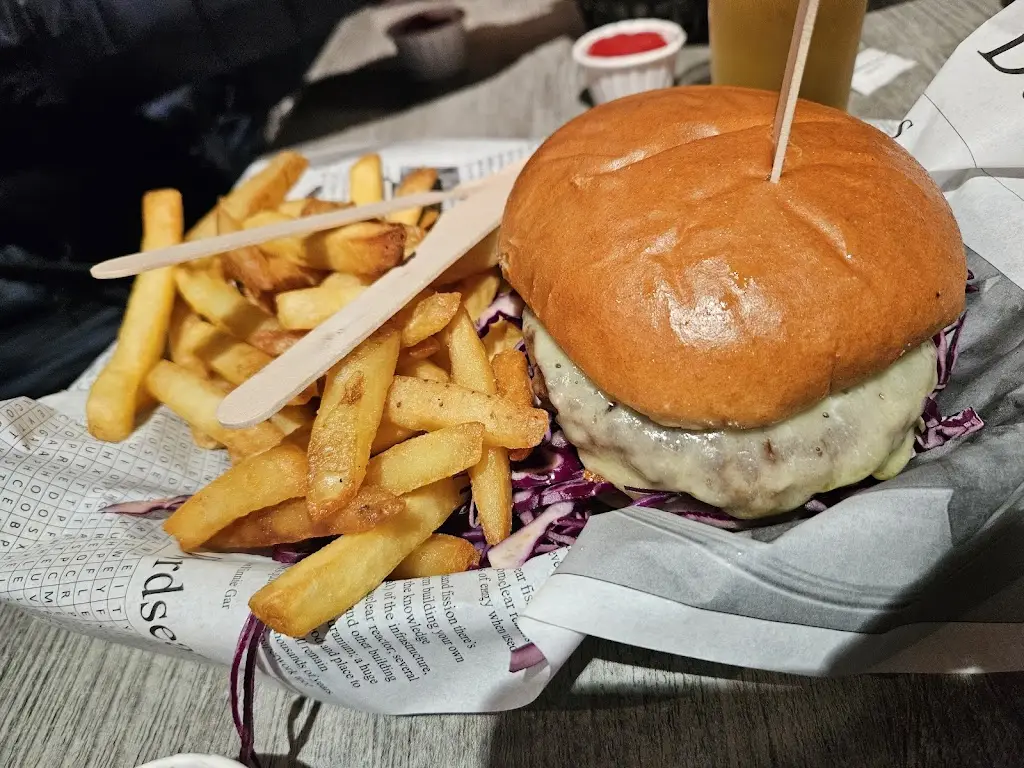 Loch Ness Craft Bar & Food Truck_Drumnadrochit_slider_image_3