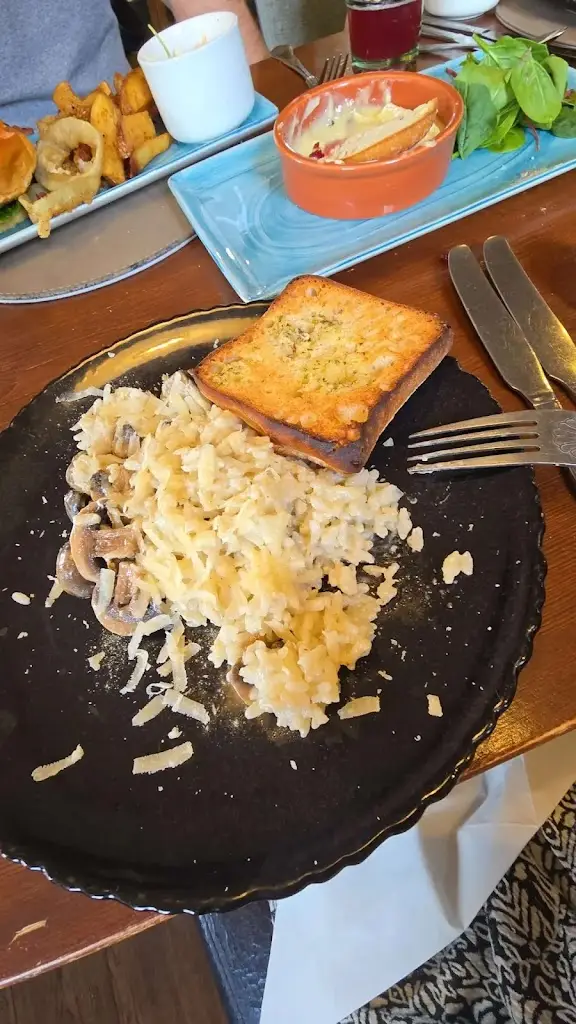 Fatma Alluwaimi_The Travellers Inn Birdwell_Birdwell_review