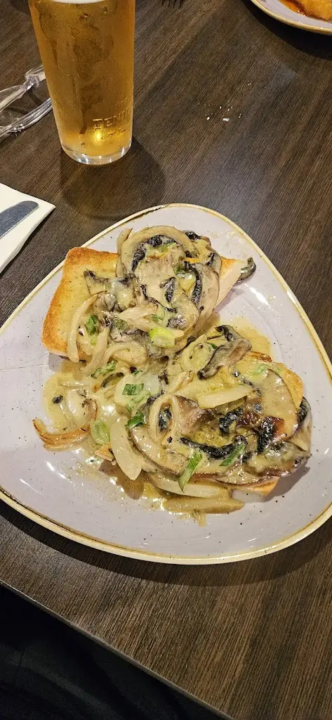 Alex Sutherland_The Twisted Thistle_Erskine_review