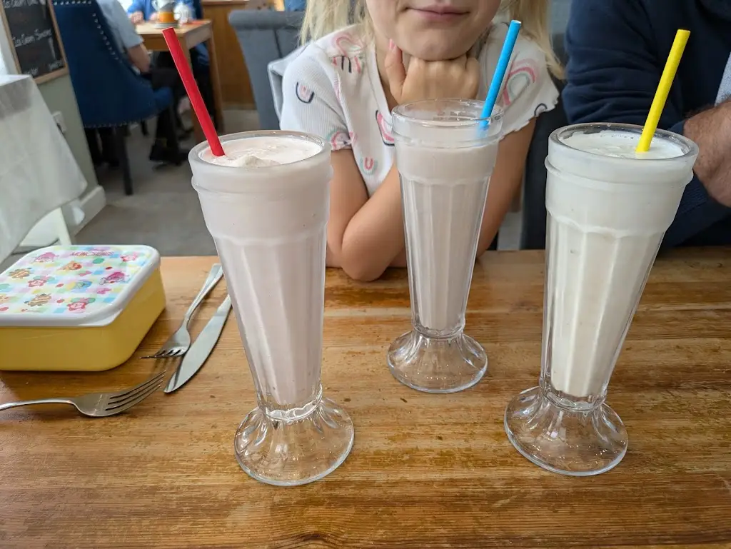 Jo Graves_Poppy's Coffee Shop_Golspie_review