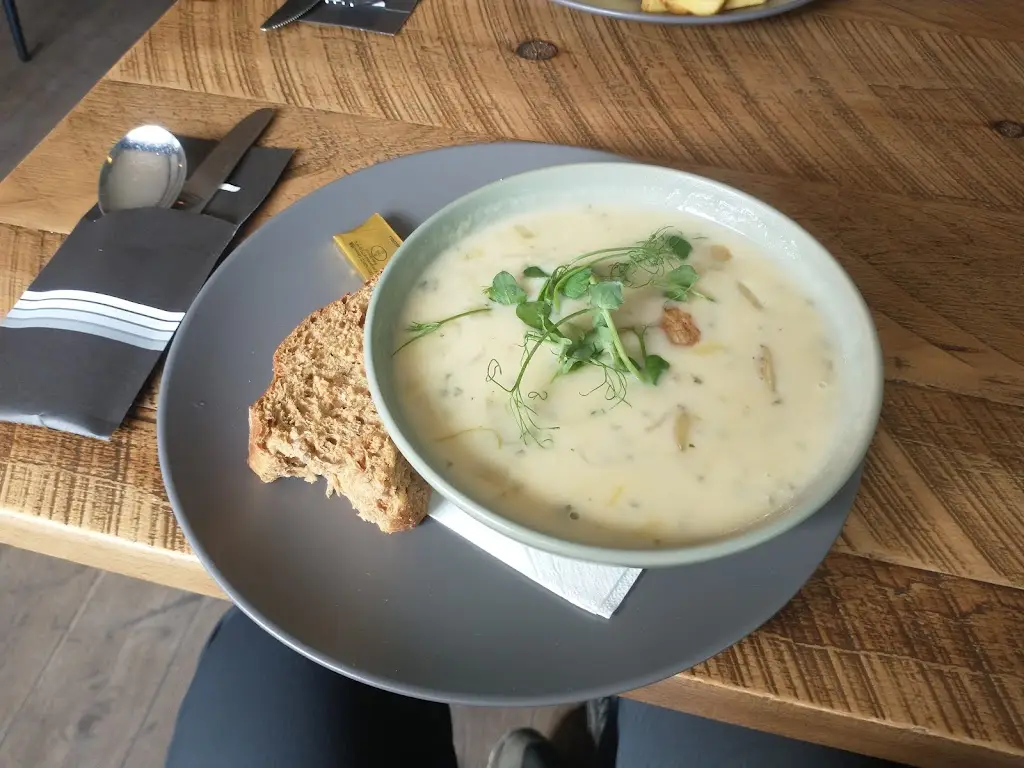 Maya Smiles_The Captain's Table_Forres_recensione