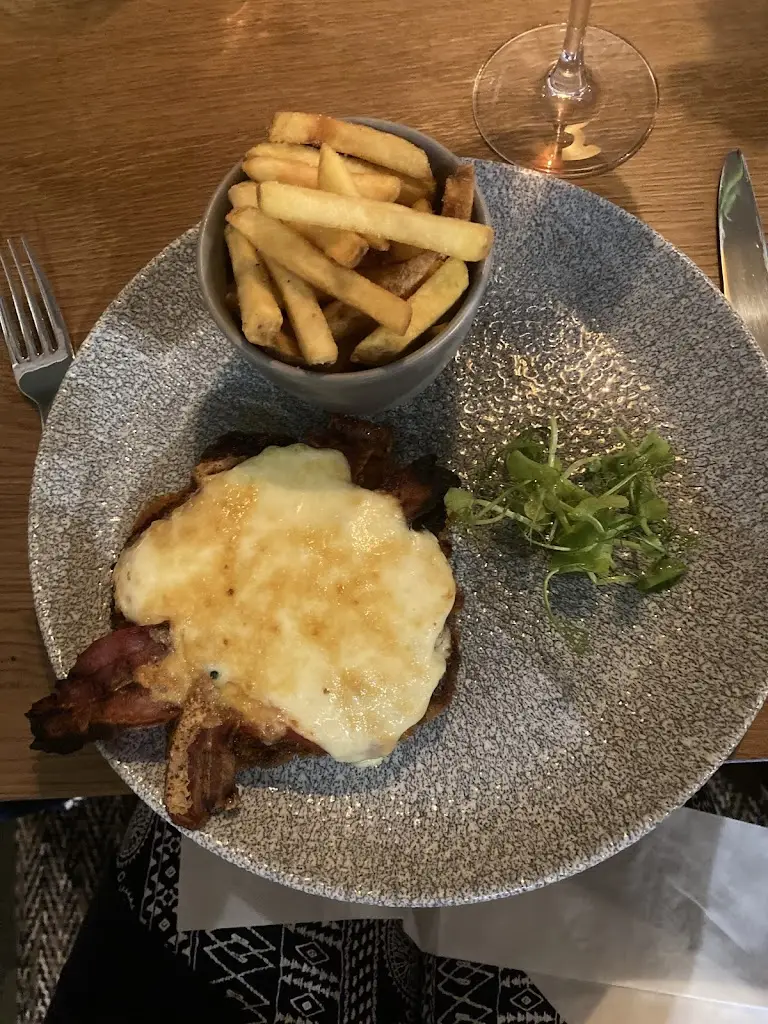 Liz Glover_The Commodore_Helensburgh_review