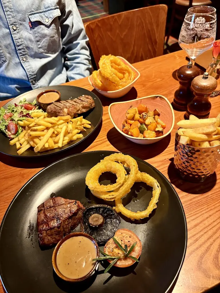 Debbie McColl_Inverkip Restaurant, Pub, Bar & Hotel_Inverkip_recensione